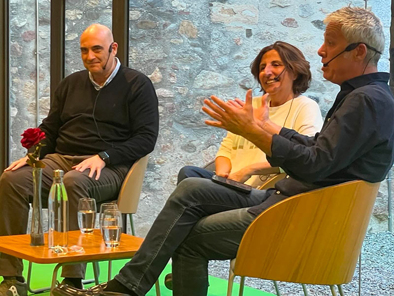 Xerrada amb Xavier Bosch i Silvia Soler sobre Sant Jordi moderada pel periodista Albert Om, dissabte. (Foto: Ajuntament de Calonge i Sant Antoni).