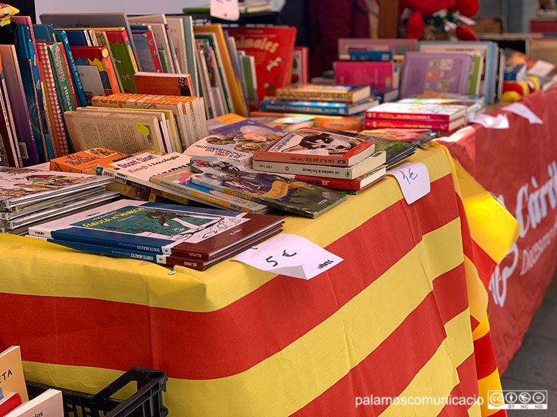 Una de les parades de llibres d'aquest Sant Jordi al carrer Major.