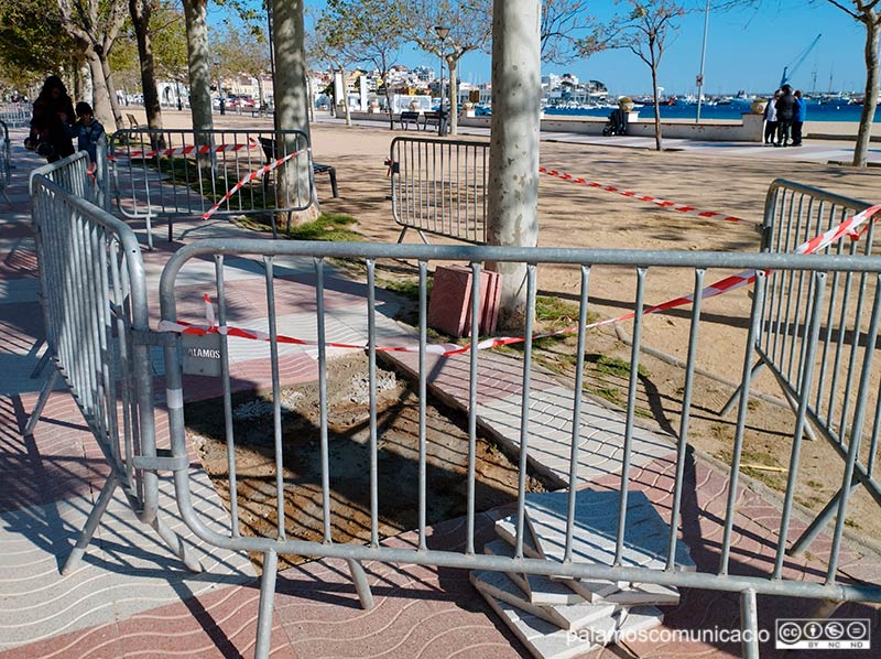 Reparació de panots del passeig del Mar de Palamós, ahir al migdia.