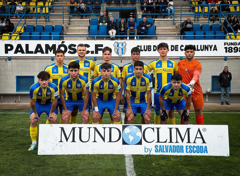 L'onze inicial del Palamós CF davant la EE Guineueta. (Foto: Palamós CF - Laura Heras) 