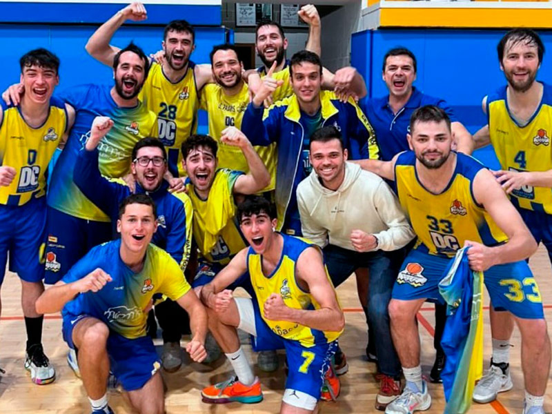 Els jugadors del sènior masculí celebrant la victòria davant el Caldes. (Foto: CE Palamós).