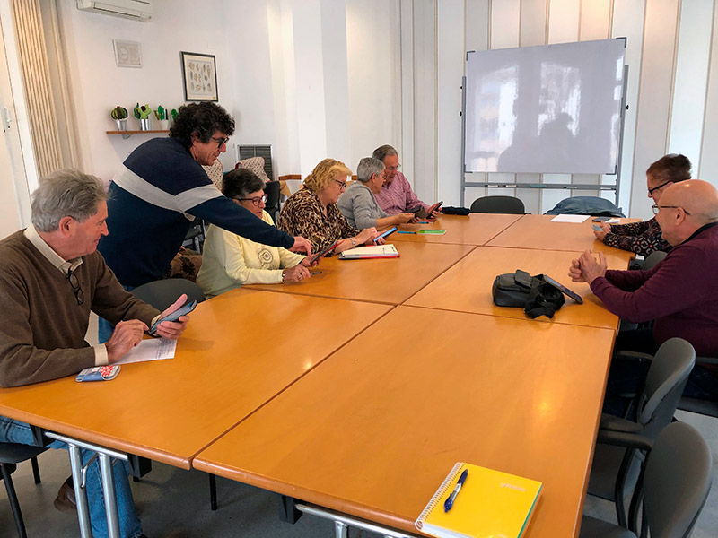 El programa “Plens de Vida” de Calonge i Sant Antoni ofereix un taller dedicat a l’app 'La Meva Salut'. (Foto: Ajuntament de Calonge i Sant Antoni).