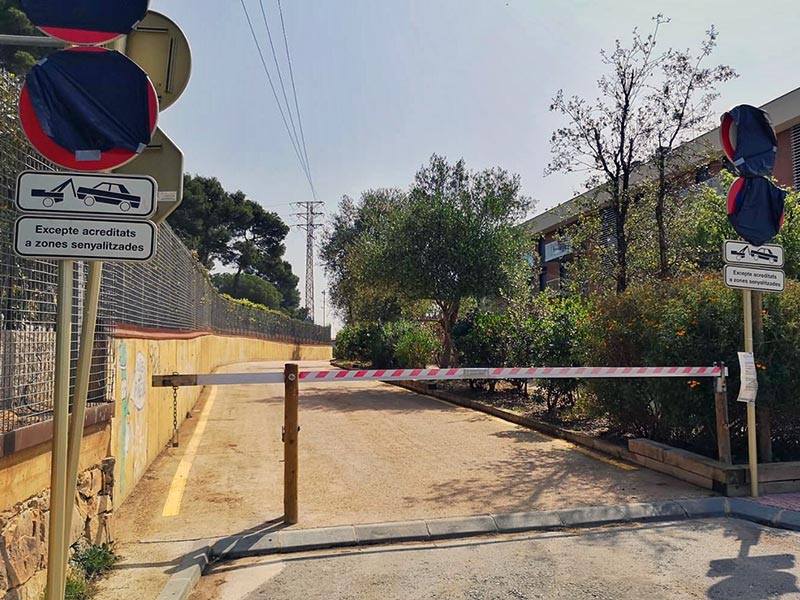 Aquesta mitjanit es tanca l'accés motoritzat al camí de cala Estreta i a l'espai litoral de s'Alguer i pineda d'en Gori. (Foto. Ajuntament de Palamós)