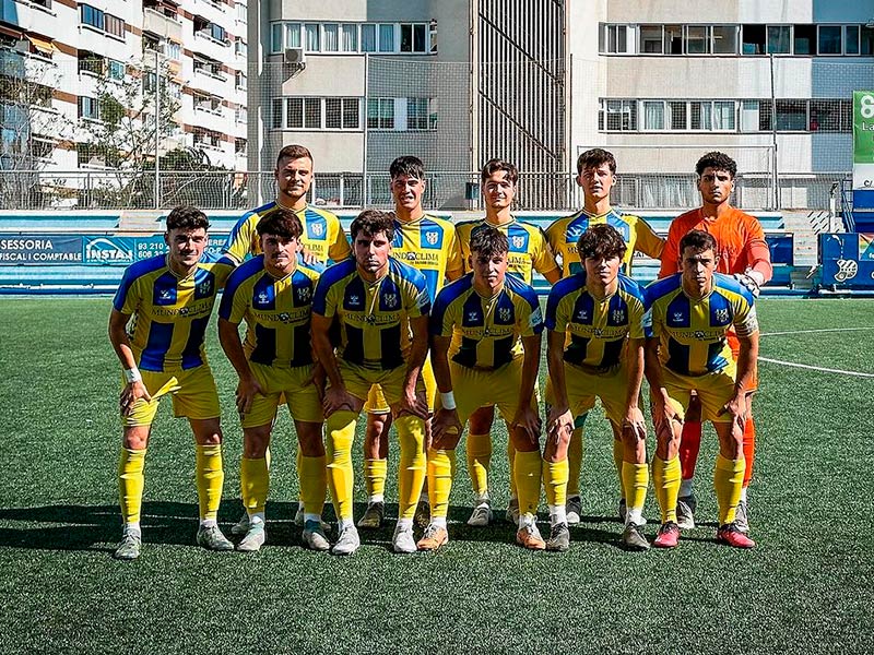 L'onze inicial del Palamós en el partit disputat avui al Nou Sardenya davant el filial de l'Europa. (Foto: Palamós CF - Laura Heras).