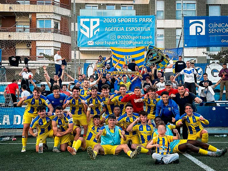 Els jugadors del Palamós celebren amb la Penya Sport la victòria de dissabte al camp de l'Europa B. (Foto: Palamós CF - Laura Heras).