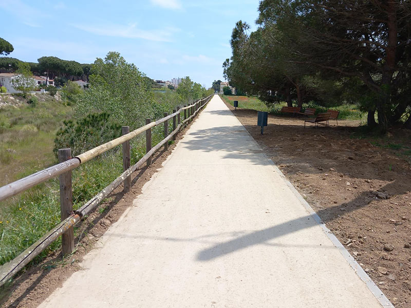 Finalitzada la nova via verda al marge de la riera de Calonge. (Foto: Ajuntament de Calonge i Sant Antoni).