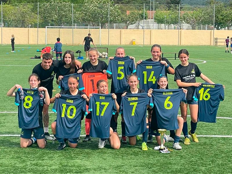 L'equip infantil A femení de l'Escola de Futbol Municipal de Calonge i Sant Antoni. (Foto: EF Calonge - Sant Antoni).