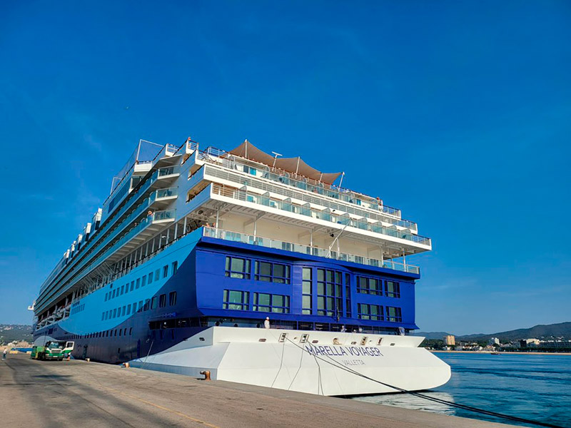 El Marella Voyager amarrat al port de Palamós en una imatge d'arxiu.