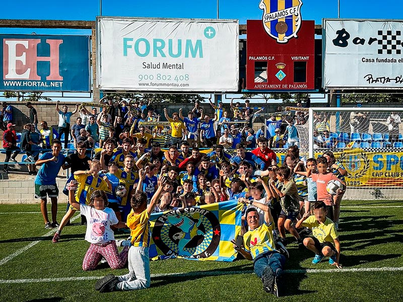 Jugadors del Palamós i aficionats celebrant la permanència a la Lliga Elit. (Foto: Palamós CF - Laura Heras).