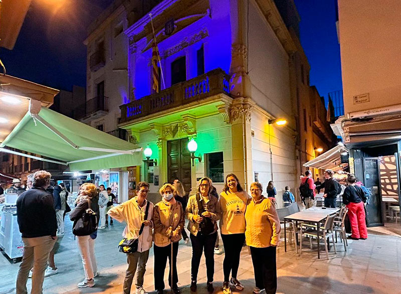 Representants de l'Associació Catalana d'Afectades i Afectats de Fibromiàlgia, davant l'Ajuntament de Palamós.