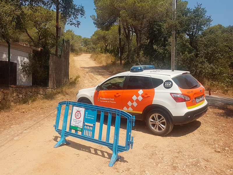 Un vehicle de Protecció Civil impedint l'accés a les Gavarres per risc d'incendi forestal, en una imatge d'arxiu. (Foto: Ajuntament de Palamós).