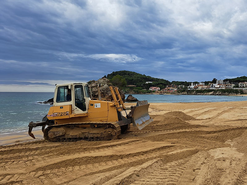 Maquinària treballant per posar a punt la platja de La Fosca. (Foto: Ajuntament de Palamós).