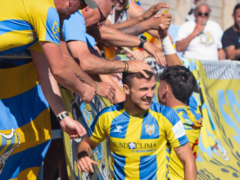 Jugadors i afició del Palamós celebrant un dels gols de la passada setmana. (Foto: Palamós CF - Laura Heras).