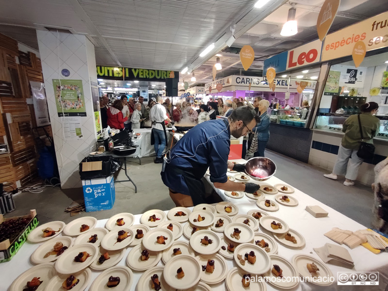 Showcooking en directe aquest matí al Mercat Municipal de Palamós.