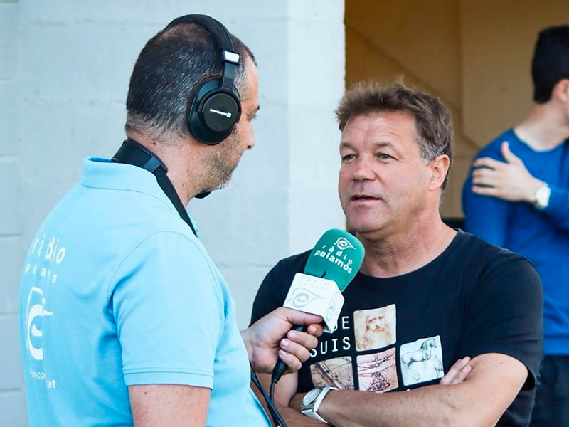 L'entrenador del Palamós CF, Javi Salamero, atenent els nostres micròfons abans d'un partit. (Foto: Palamós CF - Laura Heras).