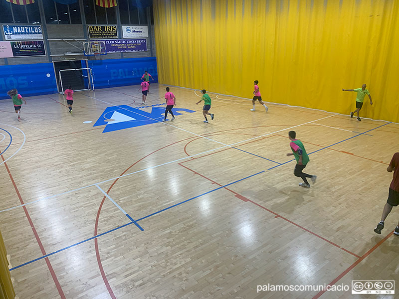 Imatge d'arxiu d'un entrenament del Club Futbol Sala Palamós al Pavelló Municipal.