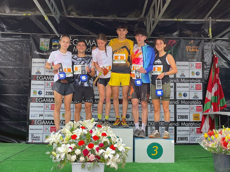 Blanca Batlle, a la dreta, bronze a la Trail Zegama Aizkorri en la modalitat Júnior. (Foto: Associació Atlètica Palamós).