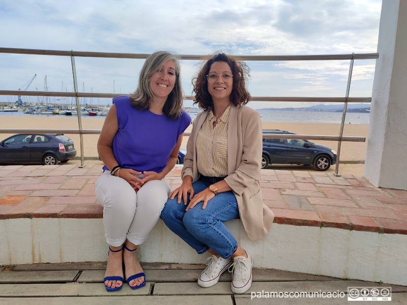 Sandra Olvera i Lucía García, integrants de la colla 'Les Pardales' a l'escenari del passeig on se celebrarà el festival.