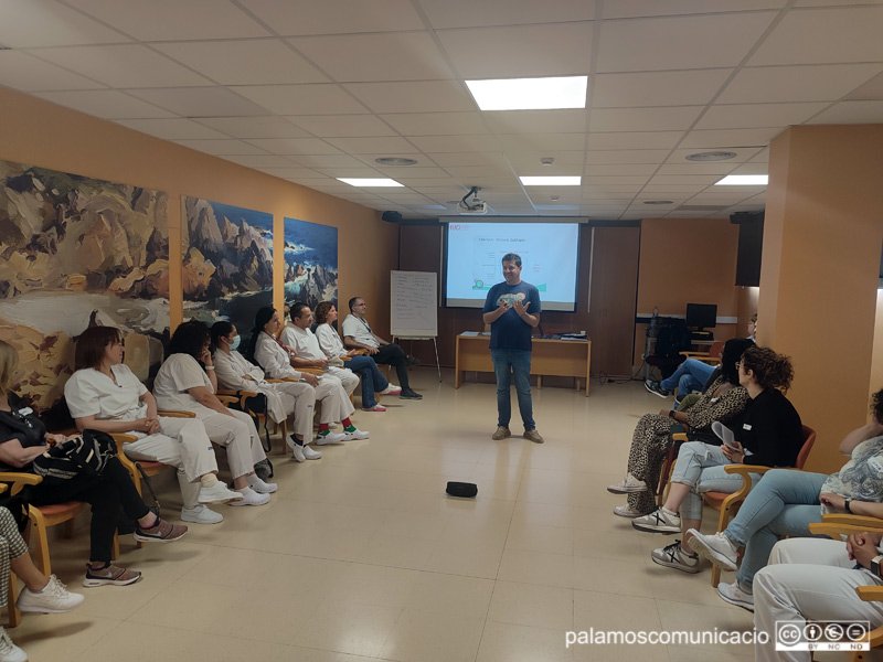 Una de les sessions d'humanització al Palamós Gent Gran.