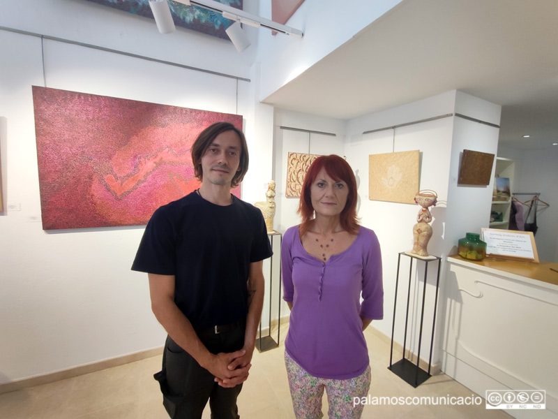 El pintor Matthew Denegrevaught i l'escultora Ana Béjar, a la galeria de Monalisi.