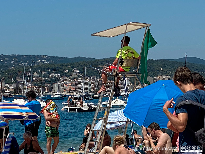 Un socorrista a la platja Gran de Palamós.