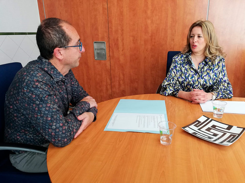 L’alcalde de Palamós i la cònsol del Marroc a Girona durant la reunió realitzada ahir a l’Ajuntament. (Foto: Ajuntament de Palamós).