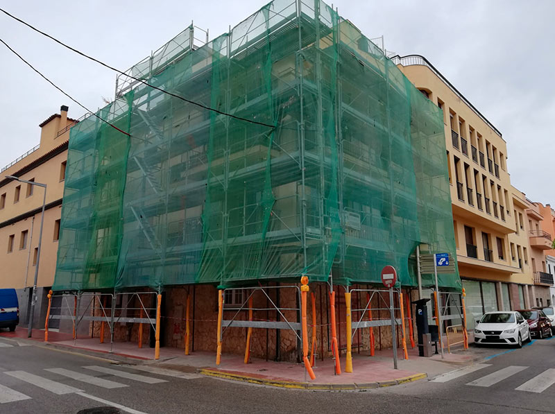 Rehabilitació d’una façana en un edifici del municipi. (Foto: Ajuntament de Palamós).
