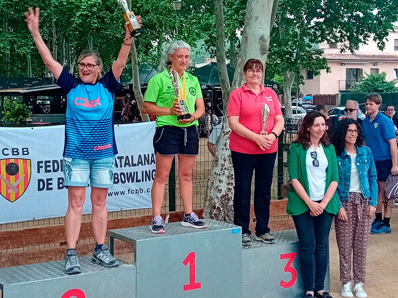 Teresa Botet, a la dreta de la imatge, tercera al Campionat de Catalunya individual de bitlles catalanes. (Foto: Club Bitlles Palamós)