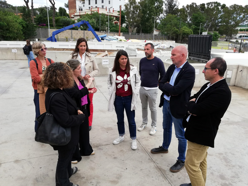 El conseller, segon per la dreta, durant la visita a les instal·lacions de la nova deixalleria. (Foto: Ajuntament de Palamós).