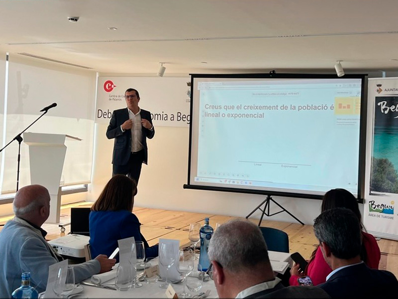 Ponència de Carles Torrecilla, professor titular de Màrqueting d'Esade, avui al Debat d'Economia de Begur. (Foto: Ajuntament de Begur).