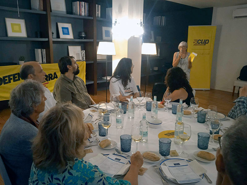 Imatge del sopar col·loqui organitzat per la CUP aquest passat divendres a l'hotel Trias. (Foto: CUP Palamós Vila-romà).
