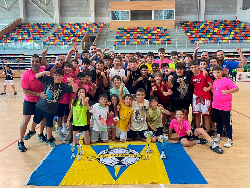 Els jugadors del Futbol Sala Palamós, després del Torneig Futsal Ciutat de Vic d'aquest darrer cap de setmana. (Foto: Futbol Sala Palamós).