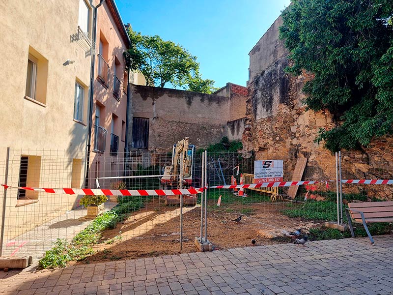 La placeta es farà a la confluència dels carrers Hospital i Anselm Clavé de Calonge. (Foto: Ajuntament de Calonge i Sant Antoni).