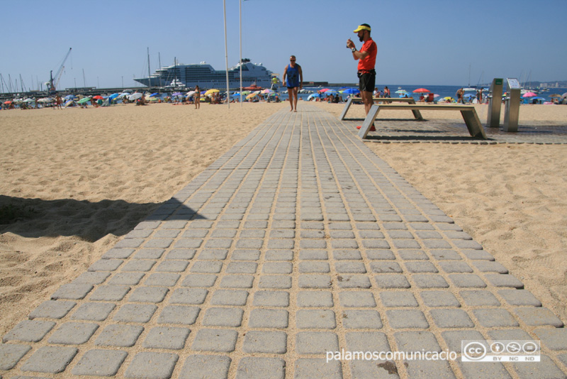 Rampa d'accés a la platja Gran de Palamós.