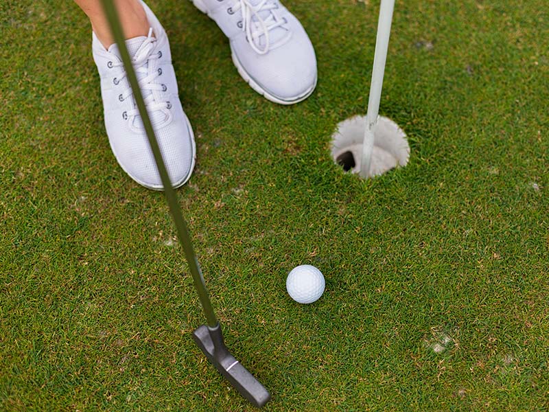 Segons l'ACA, els camps de golf de Catalunya consumeixen 7,9 hectòmetres cúbics d'aigua a l'any. (Foto: freepik.es).