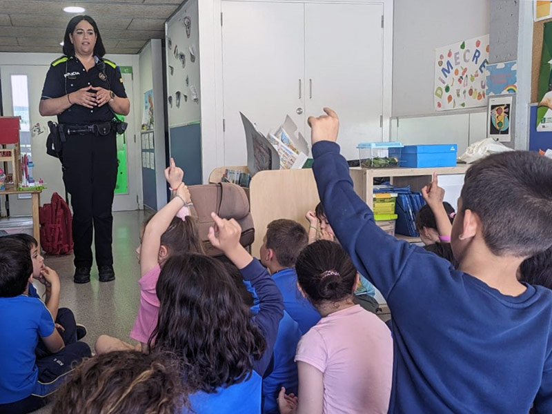 Una agent de la Policia Local fent una formació en una escola de Palamós per una mobilitat segura. (Foto: Ajuntament de Palamós).