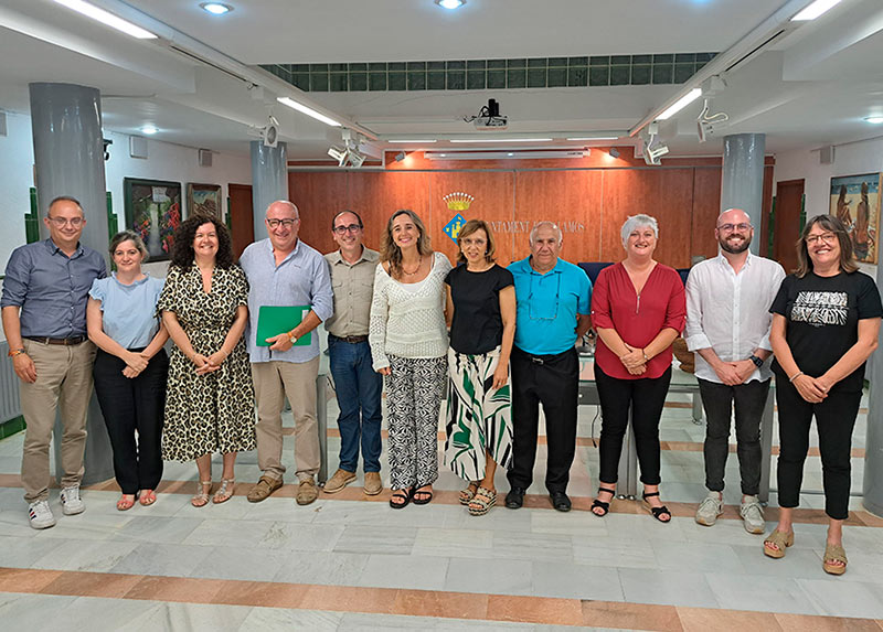 Representants de l'APEI i de l'Ajuntament de Palamós, durant la signatua del protocol, el passat divendres. (Foto: APEI Palamós).