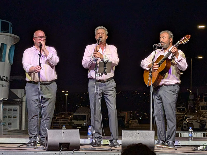 El grup Port-Bo durant la cantada de la Primera Nit d'Estiu, el passat divendres al port de Palamós. (Foto: Port-Bo).