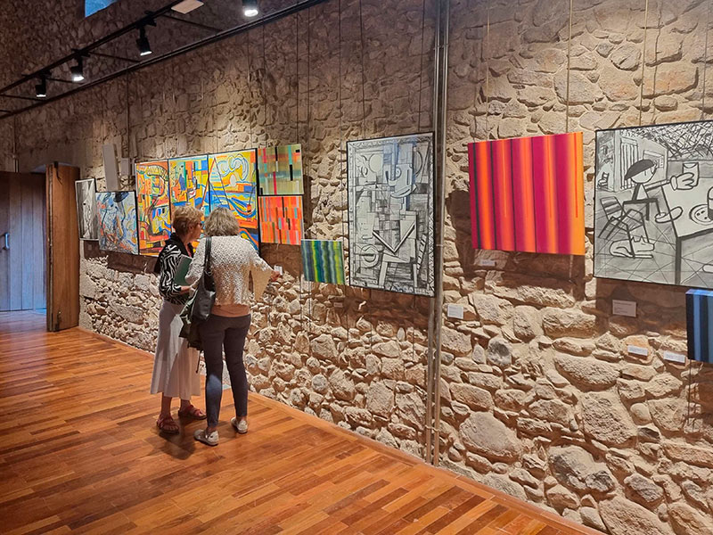 Inaugurades les exposicions d’art de Javier Mariscal i Víctor Pérez-Porro a Calonge. (Foto: Ajuntament de Calonge i Sant Antoni).