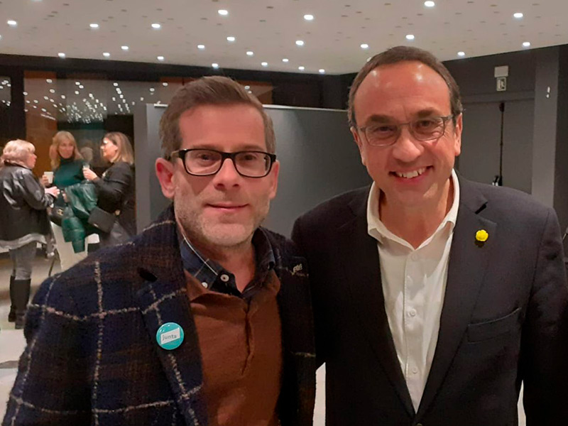 Marc Lemonche-Coll, a l'esquerra, acompanyat pel president del Parlament de Catalunya, Josep Rull. (Foto: Junts per Catalunya).