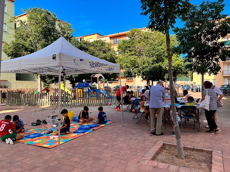 La Biblioteca de Palamós ha posat en marxa la vuitena edició de l’activitat Biblioplaça. (Foto: Ajuntament de Palamós).
