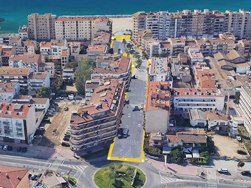 Delimitada de color groc, l'Avinguda Costa Brava i la Plaça de Catalunya de Sant Antoni de Calonge. (Foto: Google Earth).
