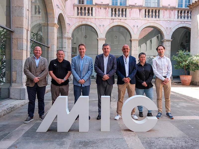 Representants del torneig MICFootball, la Diputació de Girona i l'empresa Camaleonic Analytics (Foto: Miquel Millan - Diputació de Girona)