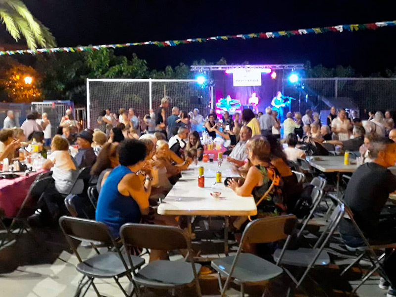 Aquest cap de setmana passat ha tornat l'activitat 'Els barris estan de festa'. (Foto: Associació Club de Fans 60's, 70's i 80's).