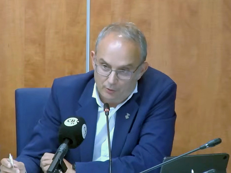 Josep Coll (PSC), durant la seva intervenció davant el Ple per renunciar al càrrec. (Foto: Ajuntament de Palamós).