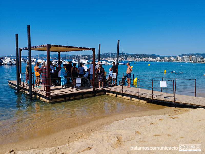 La nova plataforma de bany autónom de la platja Gran, aquest matí.