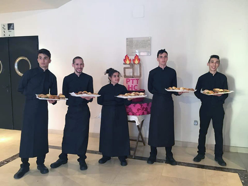 Alumnes del curs de restauració i cuina del Pla de Transició al Treball. (Foto: Ràdio Palafrugell).