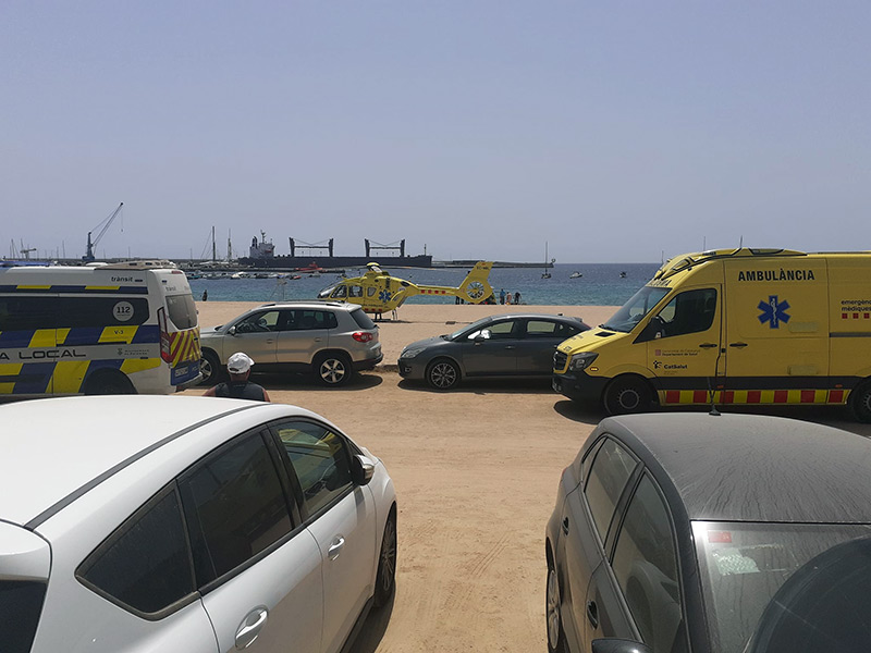 El succés ha mobilitzat ambulància i helicòpter del Servei d'Emergències Mèdiques i a la Policia Local de Palamós. (Foto: Josep Mª Garcia).