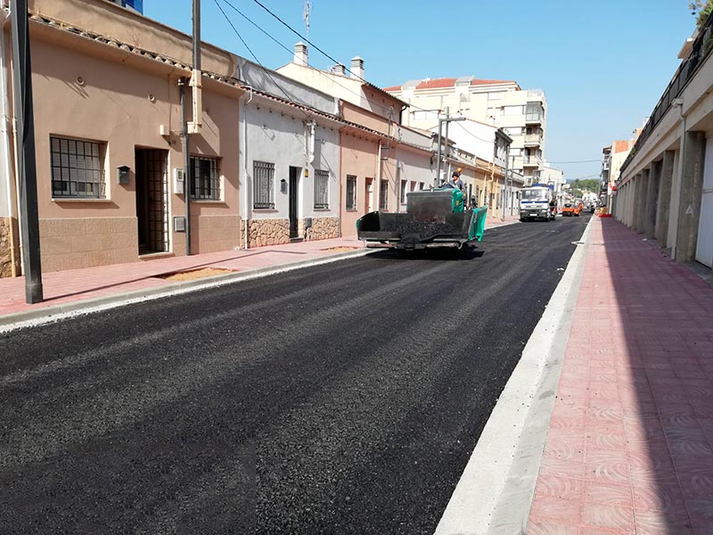 Maquinària treballant al carrer de López Puigcerver, ahir dimarts. (Foto: Ajuntament de Palamós).