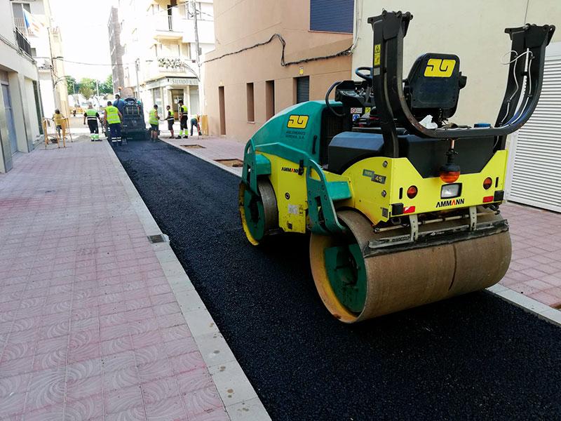 Maquinària fent les darreres feines d'asfaltatge al barri de la Platja, aquest dimarts. (Foto: Ajuntament de Palamós).
